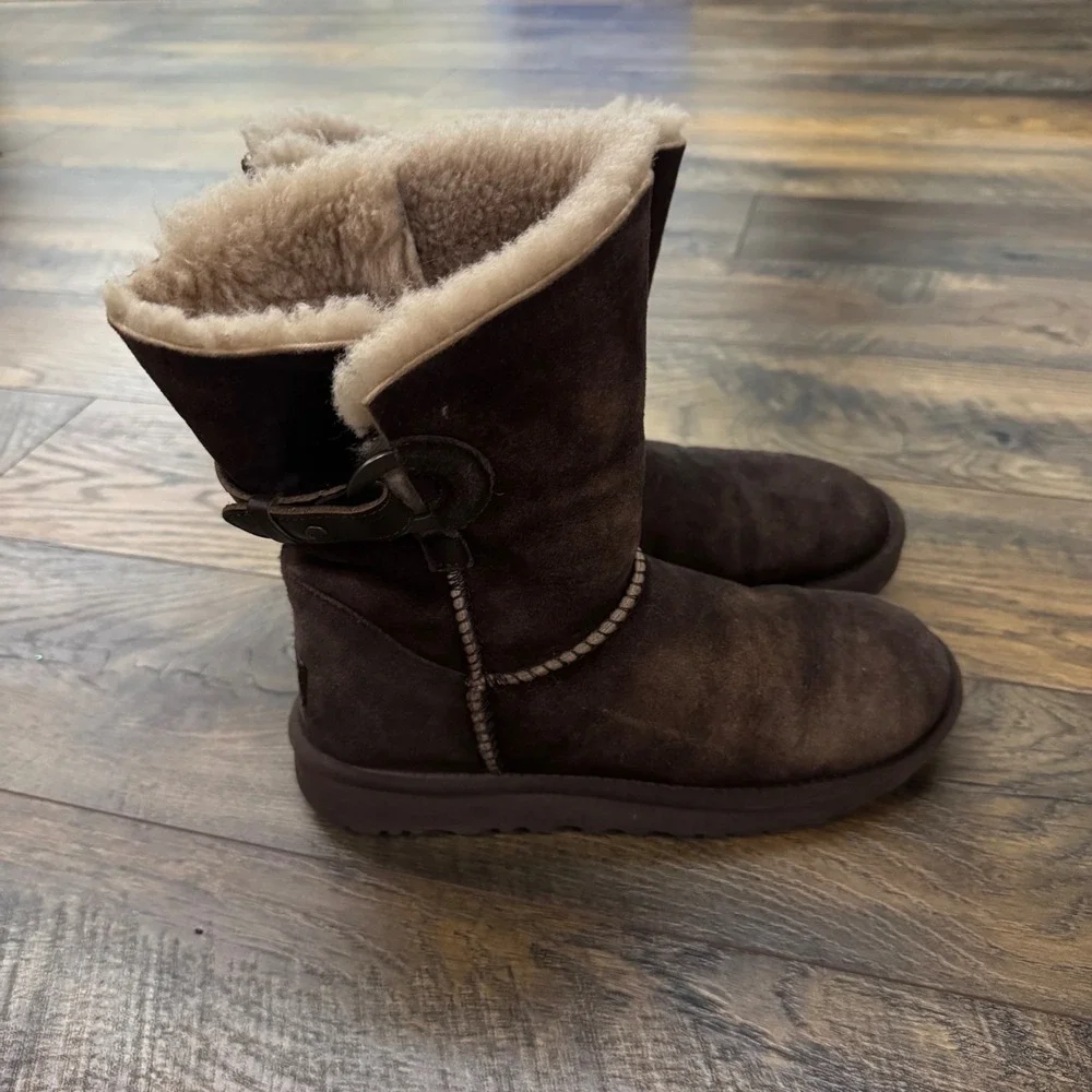 UGG Chocolate Brown Suede Shearling Buckle Boots 1013491 Womens 7 Cabin Comfort